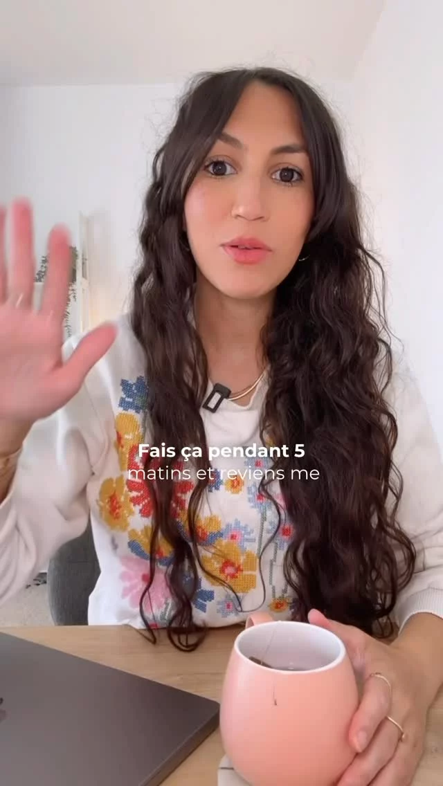 La puissance de la visualisation 👇🏼

Le cerveau ne fait pas toujours la différence entre ce que tu vis et ce que tu visualises. Quand tu t’imagines atteindre un objectif avec précision, intensité et répétition, tu actives les mêmes circuits neuronaux que si tu étais réellement en train de le faire. C’est pas de la magie, c’est de la neuroplasticité.

En visualisant régulièrement ton futur désiré que ce soit une prise de parole réussie, une compétition gagnée, un business qui explose, tu conditionnes ton esprit à y croire, à le ressentir, à s’y préparer. Tu crées des connexions neuronales qui orientent ton attention, tes décisions, et même ta physiologie vers cette réalité.

C’est pour ça que les athlètes de haut niveau, les entrepreneurs visionnaires et même les astronautes utilisent la visualisation : parce que ton cerveau, quand il est bien entraîné, devient ton meilleur simulateur de réussite.

Alors ne sous-estime jamais le pouvoir de t’asseoir, de fermer les yeux, et de te voir déjà là où tu veux être. Ton esprit, c’est ton laboratoire. Ta vision, c’est ton plan. Et ta discipline, c’est le pont entre les deux.