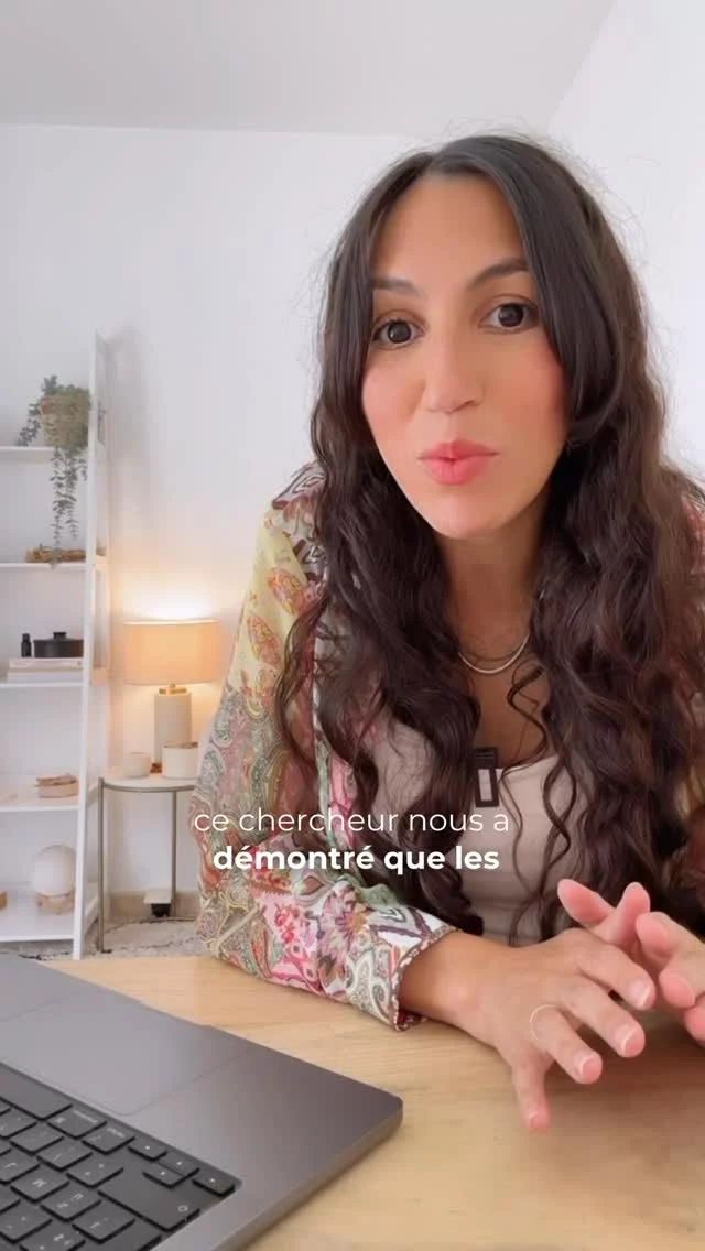 Mini-guide express 👇🏼 où en es-tu ?

❌ Zones de blocage (< 200)
Honte, culpabilité, peur, colère : Tu survis, tu compenses, tu répètes les mêmes schémas, tu vis en réaction, dans la survie.
💭 Tu sens que “quelque chose cloche”, mais tu ne sais pas par où commencer.
👉 Tu te sens fatigué, réactif, déconnecté de toi.

⚡ Point de bascule : Courage (200)
C’est le moment où tu reprends ton pouvoir. Tu choisis de te regarder en face et d’avancer. 🔥

🌊 Zones de fluidité (200 à 500) : Volonté, acceptation, raison, amour
Tu te réalignes. Tu avances avec clarté, tu t’ouvres, tu ressens que la vie répond enfin

🌟 Étape d’expansion (> 500) : Amour inconditionnel, joie, paix, illumination 
Tu ne cherches plus à “réussir” ta vie… tu l’incarnes. Tu agis depuis un espace profond, aligné, connecté. Les résistances fondent, tu es en cohérence totale avec ton âme.

L’échelle de la conscience – Dr David Hawkins
Un repère puissant pour comprendre pourquoi tu te sens bloqué… ou aligné. Chaque émotion a une fréquence. Apprends à les reconnaître pour transformer ta réalité.

👉 Dans mon protocole « débloquer sa situation et obtenir ce que l’on souhaite avec visualisation » je t’apprends à utiliser cette échelle de conscience pour visualiser et manifester efficacement ! 
Commente « SCA » pour recevoir plus d’infos.