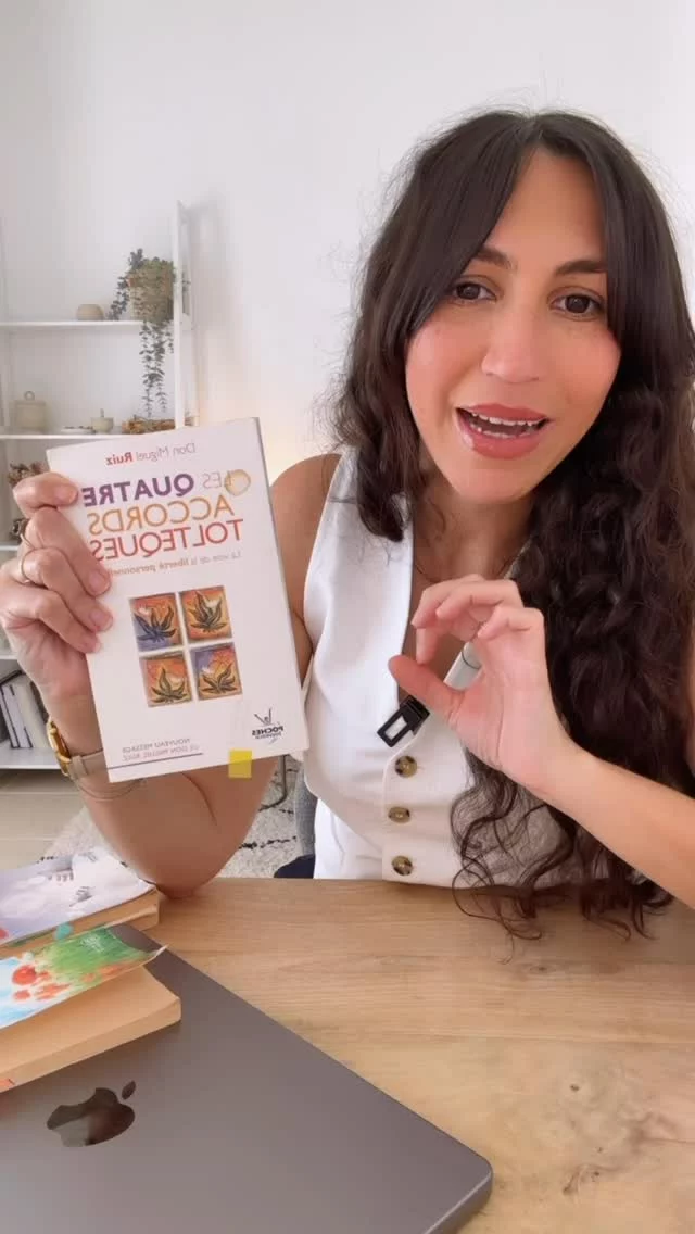 Je vous reposte ce réel parce que ces livres doivent absolument être dans vos valises cet été !!

📚À travers ces livres, on apprend à agir en notre faveur. On comprend peu à peu que l’on n’est pas simplement spectateur de notre vie, mais acteur à part entière. Chaque page nous pousse à nous remettre en question, à voir les choses autrement, à sortir de nos automatismes.

On (re)découvre alors cette puissance intérieure que l’on avait oubliée, cette force en nous qui ne demande qu’à être réveillée. Elle a toujours été là, parfois étouffée par les doutes, les peurs, ou les conditionnements. 
🪞Mais ces lectures nous tendent un miroir : elles nous rappellent qu’on a en nous les ressources pour avancer, pour guérir, pour transformer notre réalité.

✨Ce n’est pas de la magie, c’est une prise de conscience. Celle que notre bien-être, notre confiance, notre paix intérieure ne dépendent pas des autres, mais de ce qu’on choisit de nourrir à l’intérieur de nous.

❌S’il y a bien une chose à laquelle je ne crois pas, c’est l’idée que tout serait déjà écrit, que chacun aurait une destinée toute tracée. Ça enlève toute la place à nos choix, à nos efforts, à notre pouvoir d’agir.

Je pense qu’on crée notre propre chemin, jour après jour, avec ce qu’on vit, ce qu’on décide, ce qu’on apprend. Rien n’est figé. On évolue, on change d’avis, on tombe, on se relève… et tout ça fait partie du parcours. Ce n’est pas une histoire déjà écrite, c’est nous qui écrivons au fur et à mesure.